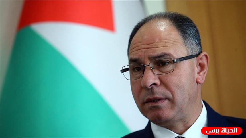 الرئيس عباس يهاتف السفير فائد مصطفى معزيا بوفاة والدته