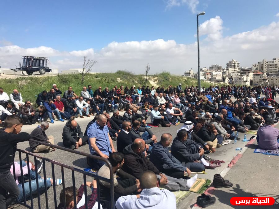 أهالي بديا يؤدون صلاة الجمعة على أراضي خلة حسان المهددة بالاستيلاء عليها