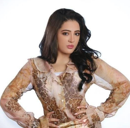 امينة العلي ترد على منتقدي لبسها