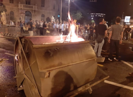 الاحتلال يعتقل عشرات المتظاهرين المعارضين نتنياهو