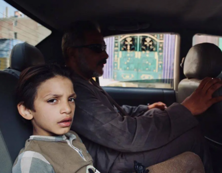 العم أيمن : كفيف يعمل شيال ويستعين بعيون ابنه 