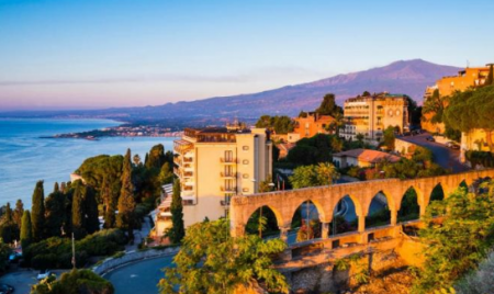 عاهرة إيطالية تثير الرعب في البلاد والحكومة تتدخل