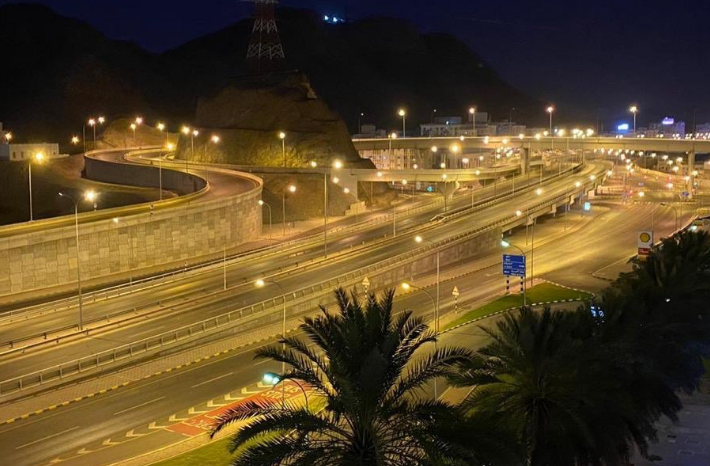 شاهد فيديوهات تطبيق حظر التجوال في عُمان