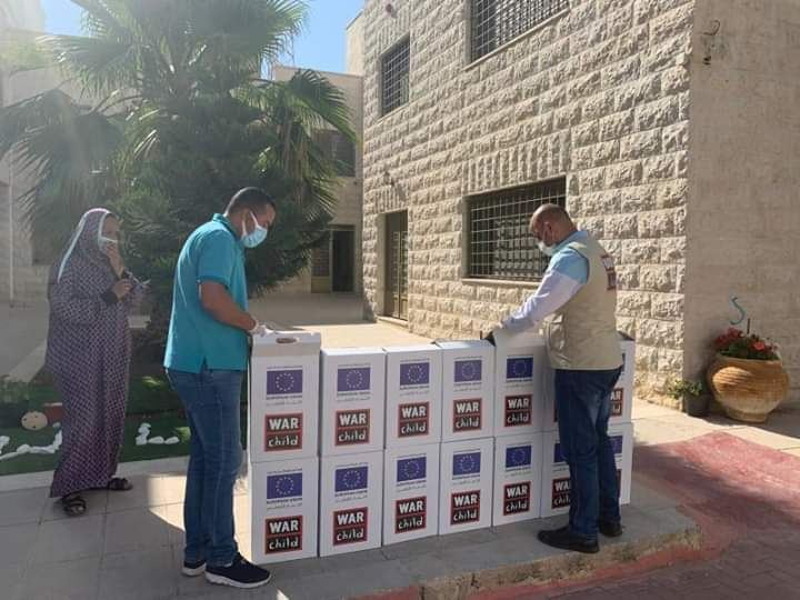 تنمية القدس ومؤسسة طفل الحرب الهولندية تقدمان هدايا لصالح جمعية أصدقاء دارالايتام الإسلامية