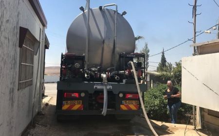 Israeli settlers steal Palestinian water in West Bank village