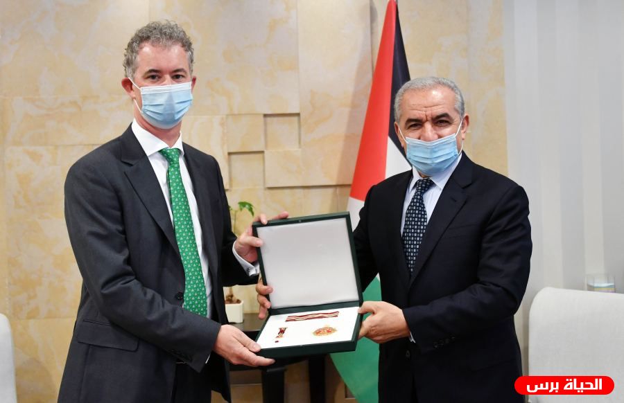  اشتية يقلد سفير ايرلندا لدى فلسطين وسام نجمة القدس