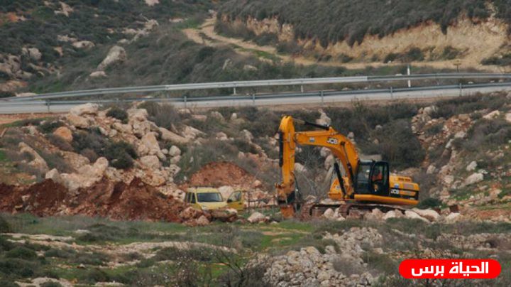 مستوطنون يجرفون أراضي جنوب شرق محافظة قلقيلية