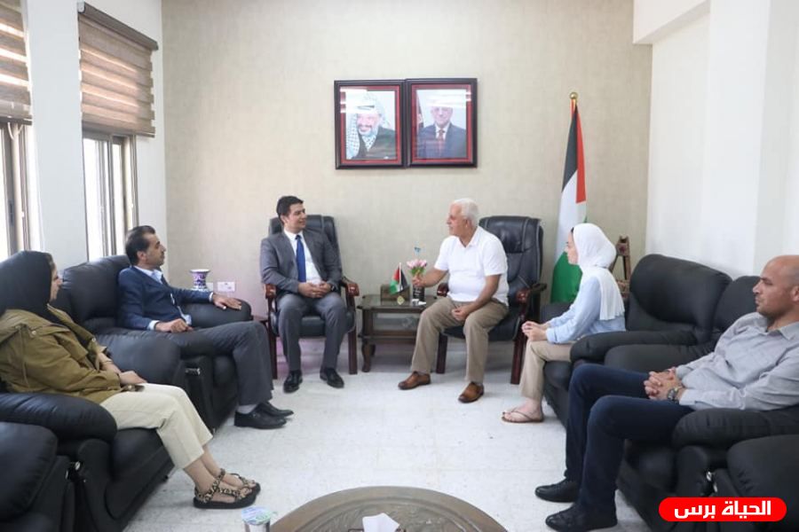 محافظ الخليل يطلع القنصل العام المصري على أوضاع في محافظة الخليل