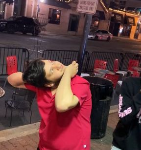 لا تجربها .. رجل ينجح بلف رأسه 180 درجة