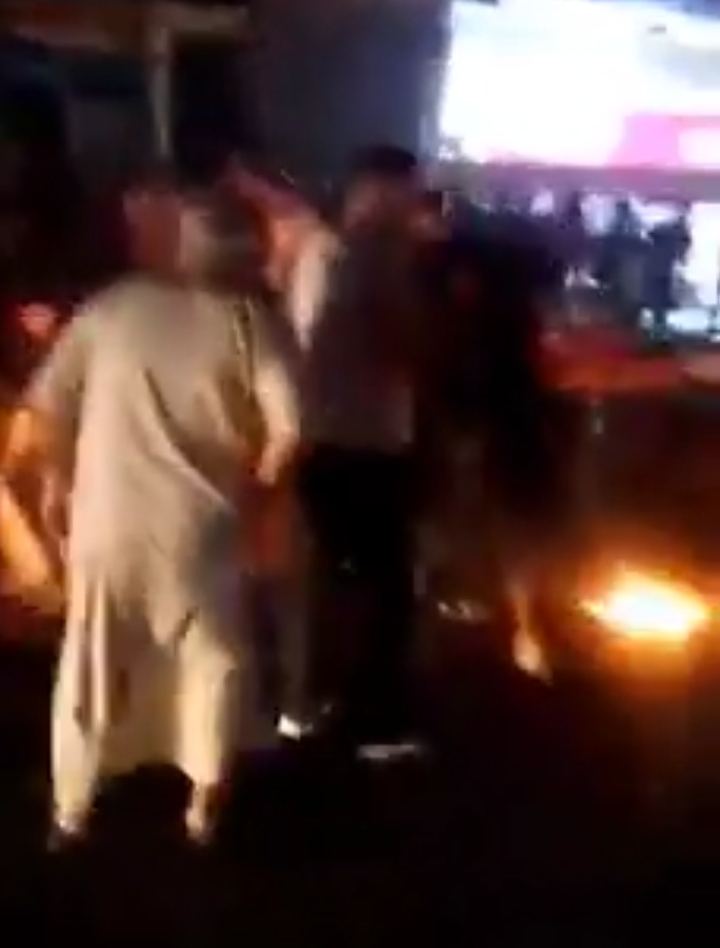 فيديو مواطن من غزة يحرق نفسه 