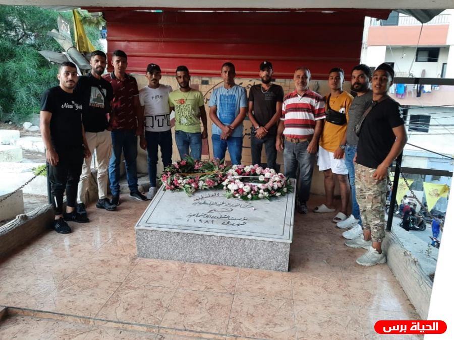 لجان التضامن الأوروبية لمناصرة الشعب الفلسطيني تضع أكاليلاً من الزهور على أضرحة الشهداء في مخيم البرج الشمالي