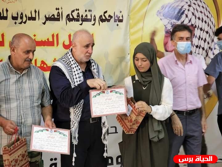 المكتب الطلّابي الحركي يُكرِّم المتفوّقين والناجحين في الشهادة المتوسّطة في عين الحلوة