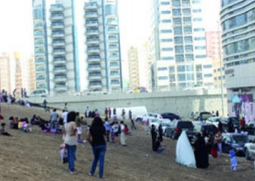 زلزال الامارات: الناس ينزلون للشوارع خوفاً من الدمار