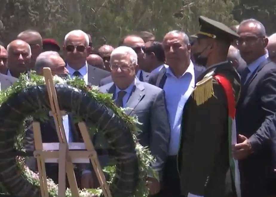 الرئيس يضع إكليل زهور على أضرحة الشهداء في المقبرة الجديدة بمخيم جنين