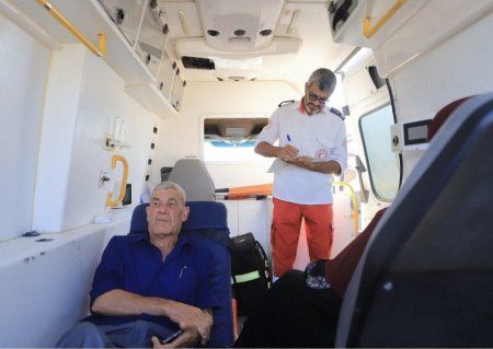 الهلال الأحمر ينقل 86 شخصاً بينهم 31 مريضاً ضمن إجلاء طبي من غزة عبر رفح