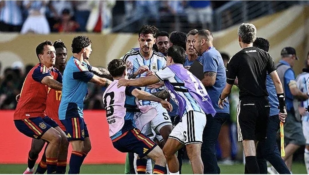 فيفا يفتح إجراءات تأديبية بحق لاعبين من الأرجنتين بعد أحداث نهائي كأس العالم