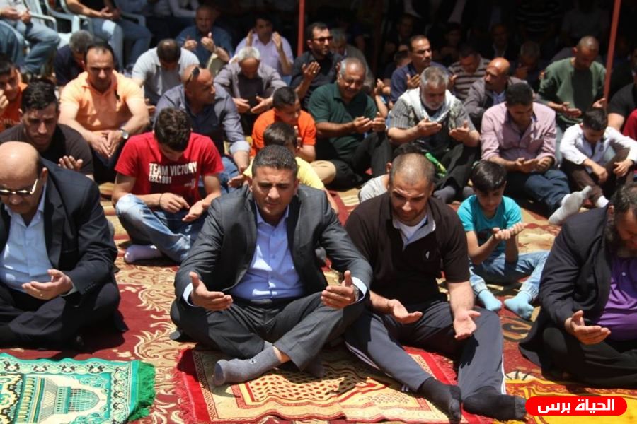 مواطنون يؤدون صلاة الجمعة في خيمة الاعتصام ببلدة أبو ديس إسنادا للأسرى المضربين