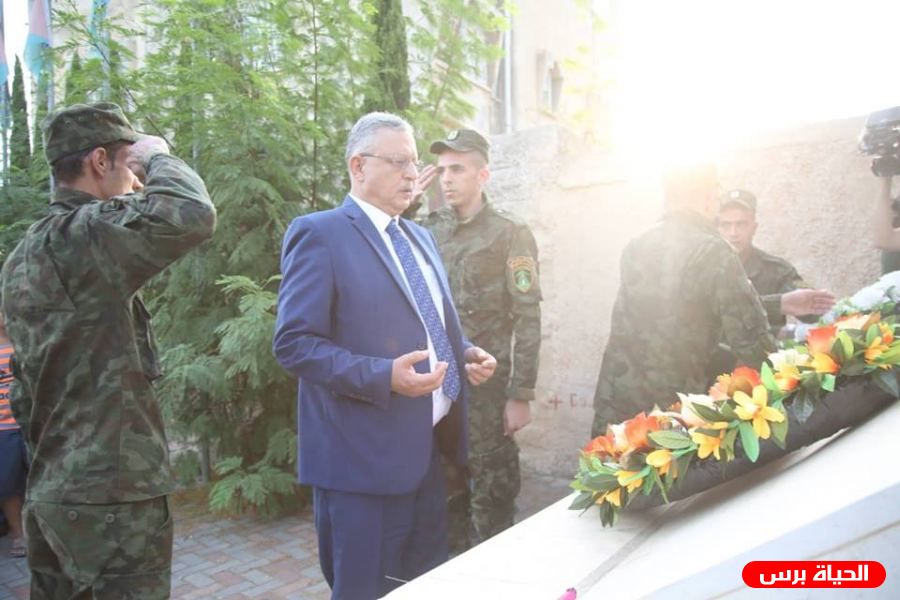 محافظة طولكرم يضع أكاليل الزهور على أضرحة الشهداء 