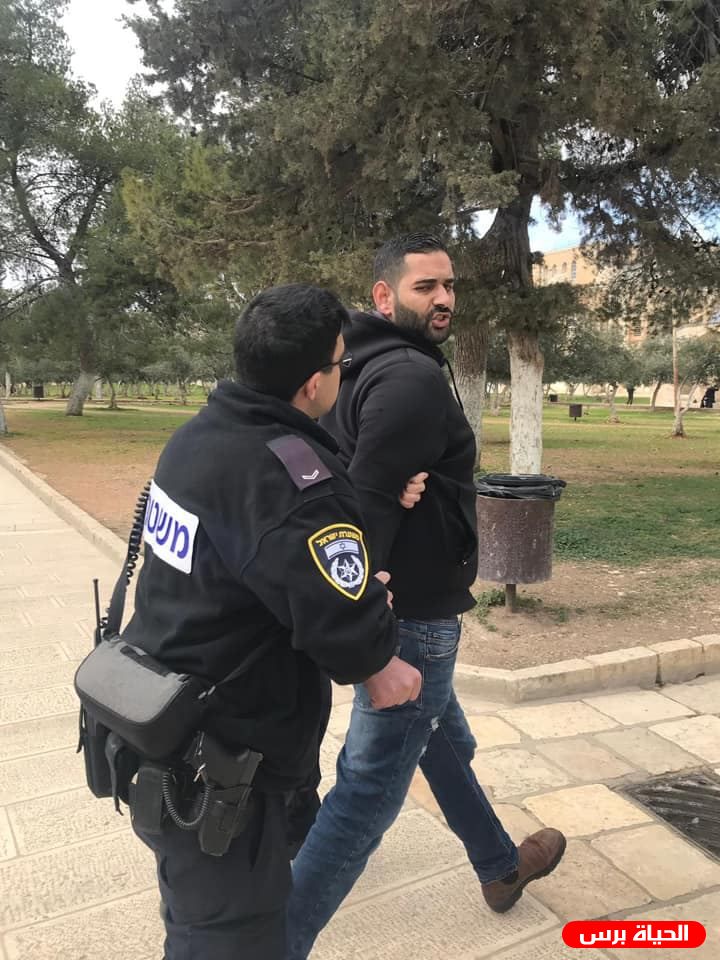 الاحتلال يعتقل حارسا للمسجد الاقصى أثناء عبوره حاجز الزعيم شرق القدس