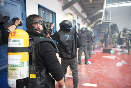 نادي الأسير: فشل الحوار في معتقل "عوفر" و6 أسرى يشرعون بالإضراب عن الطعام