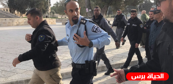الاحتلال يعتقل حارساً من المسجد الأقصى