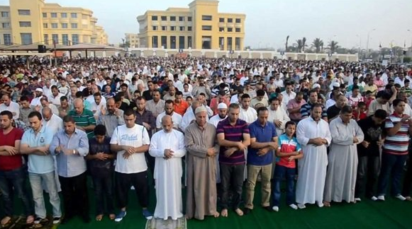 المسملون يؤدون صلاة عيد الاضحى المبارك 