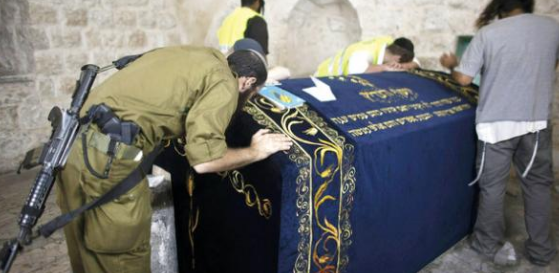 إصابات في مواجهات مع الاحتلال عقب اقتحام قبر يوسف