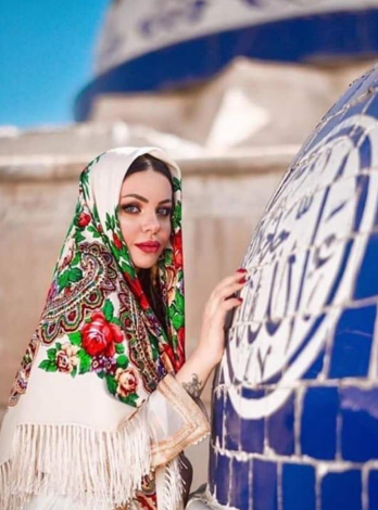 جيهان هاشم .. موديل عراقية تثير الجدل بعد جلسة تصوير داخل مسجد