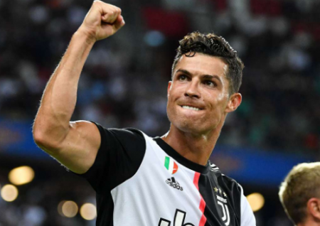 رونالدو يستعرض عضلاته وسياراته الفارهة 