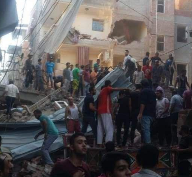 انهيار عقار على رؤوس ساكنيه في المحلة 