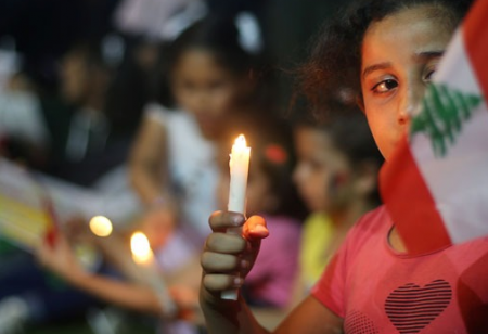 صور من غزة : وقفة بالشموع للتضامن مع بيروت