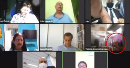 فيديو زوم : مسؤول ينسى أنه على البث المباشر ويدخل في علاقة حميمة