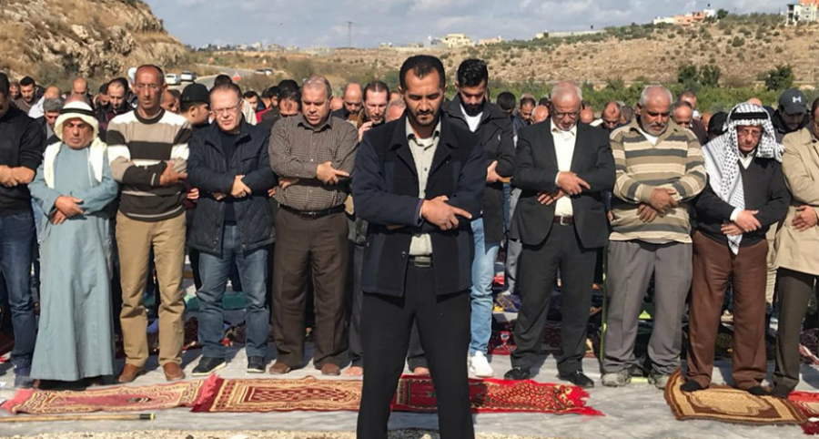 طولكرم: مواطنون يؤدون صلاة الجمعة على أراضيهم المهددة بالاستيلاء