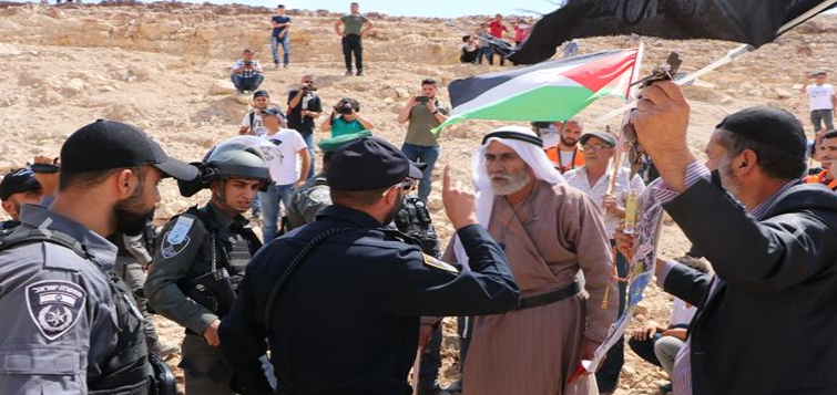 الخليل: الاحتلال منع مواطنين من الصلاة على أراضيهم في يطا