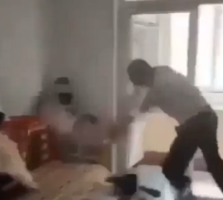 فيديو +16 .. رجل يعذب طفل بوحشية 