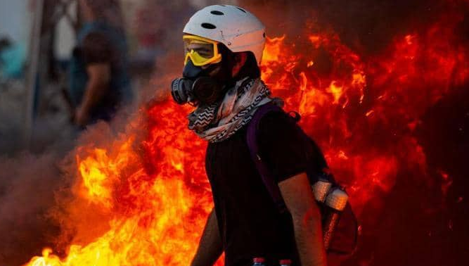 العراق: محتجون يحرقون مقار لحزبي بدر وعصائب أهل الحق