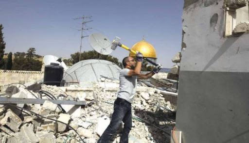 الاحتلال يجبر مواطنا على هدم أساسات منزله في سلوان