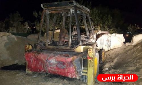 مستوطنون يحرقون جرافة ويخطون شعارات عنصرية جنوب نابلس