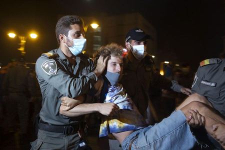 Thousands of Israeli protesters demand Netanyahu to step down