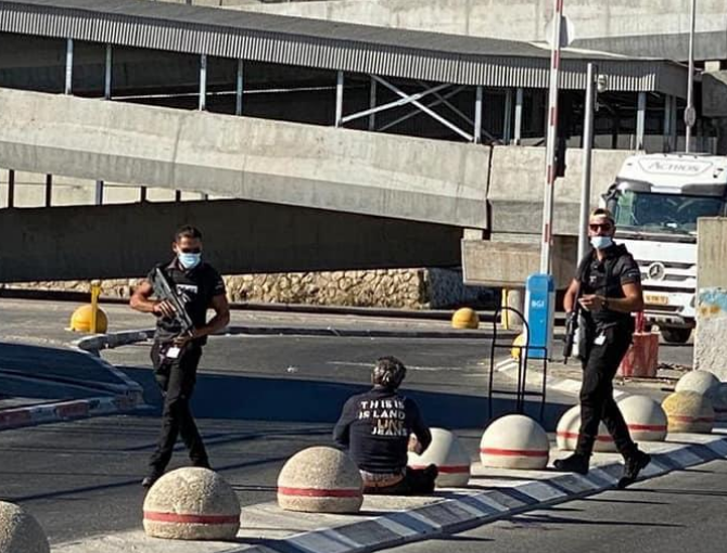 Israelis shoot and harm a quiet and hard of hearing Palestinian man at checkpoint close to Jerusalem