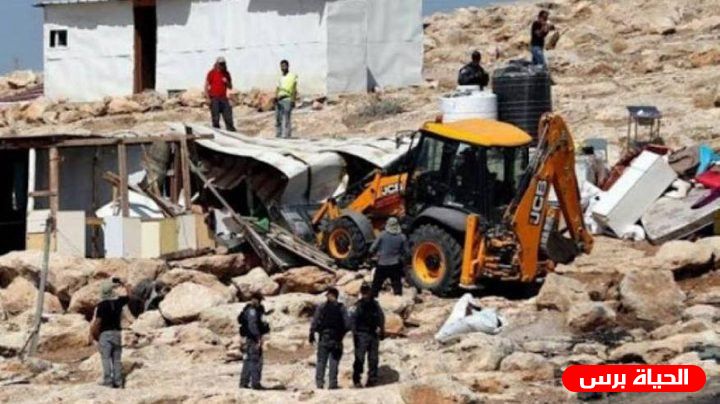 الاحتلال يخطر بوقف العمل في مسكنين وحظيرة أغنام في سوسيا بالخليل