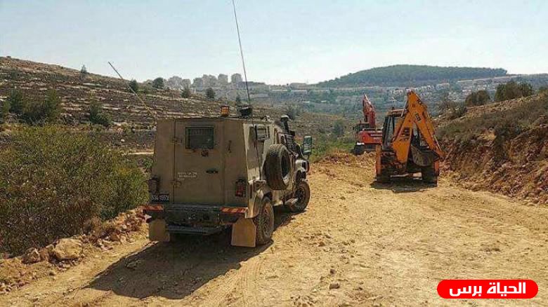 مستوطنون يشقون طريقا استيطانيا شرق بيت لحم