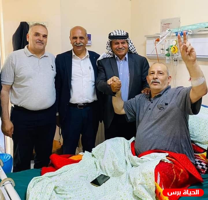 النائب موسى ابو صبحة ومفوض التوجيه السياسي العقيد اسماعيل غنام يطمئنان على سلامة القيادي عزمي الشيوخي 