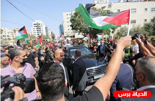 استقبال شعبي حاشد للرئيس عباس لدى عودته إلى أرض الوطن