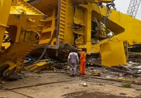 مصرع 17 عاملاً هندياً جراء سقوط رافعة