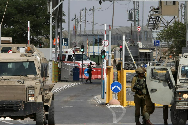 قوات الاحتلال الإسرائيلي تعيق حركة المواطنين على الحواجز المحيطة بالقدس وجنوب جنين