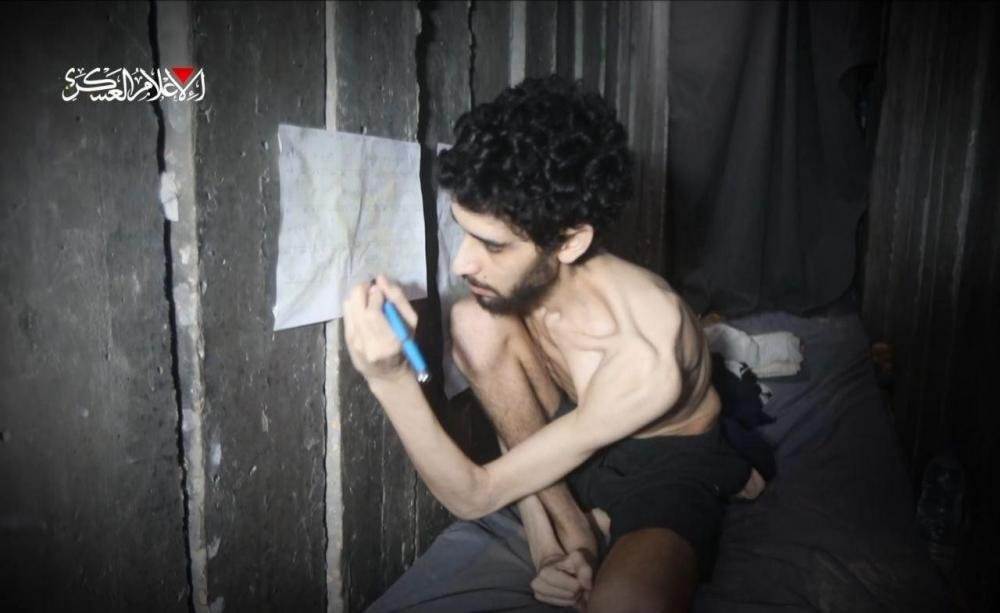 القسام تنشر مشاهد صادمة لأسرى إسرائيليين يعانون من الجوع وتحمّل الاحتلال المسؤولية