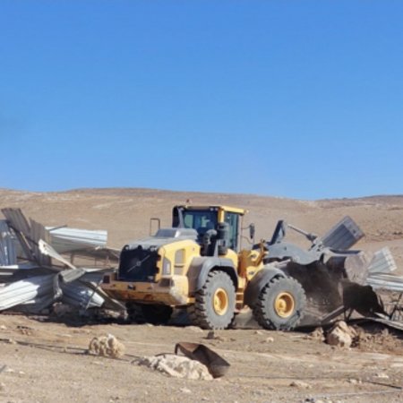 الاحتلال يهدم مساكن وآبار مياه وحظائر أغنام في مسافر يطا