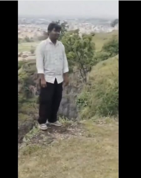 خلاف على أقساط هاتف ينتهي بوفاة شاب ووالديه في الهند