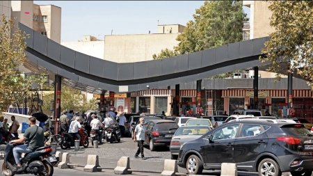 طوابير البنزين تتفاقم في طهران وسط أزمة إمدادات وضغوط اقتصادية متصاعدة